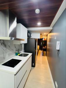 22nd-Floor Spacious Studio with Sunrise & Pool Views, Hi-Speed WiFi & Working Space, Netflix, Disney, Kitchen, Wide Balcony