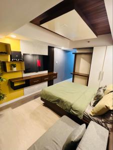 22nd-Floor Spacious Studio with Sunrise & Pool Views, Hi-Speed WiFi & Working Space, Netflix, Disney, Kitchen, Wide Balcony