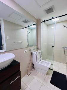 22nd-Floor Spacious Studio with Sunrise & Pool Views, Hi-Speed WiFi & Working Space, Netflix, Disney, Kitchen, Wide Balcony