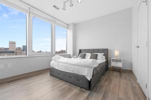 Luxury Downtown Cleveland Condo l 2 TVs l Parking