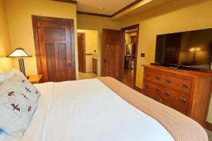 Enjoy the views of Table Rock Lake in this 2BD resort condo