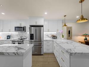 Waterfront Villa Close To Downtown And Harbor