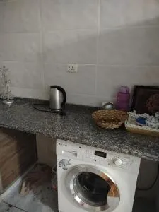 شقة 2 نوم 2حمام و غرفة معيشة في ام الينابيع - Khinzīrah