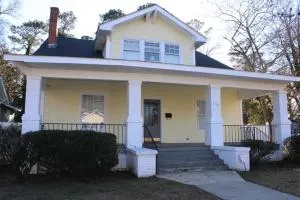 Huge 4-Bedroom Historic Home & Game Room - Mount Olive