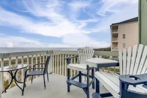 Walk to Beach Sunny Seaside Condo with View! - ميرتل بيتش
