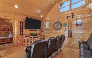 Gorgeous 4 bedroom with nonstop mountain views, hot tub, movie room, and games!