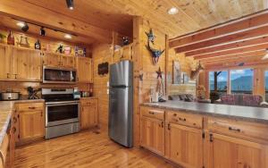 Gorgeous 4 bedroom with nonstop mountain views, hot tub, movie room, and games!