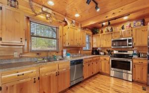 Gorgeous 4 bedroom with nonstop mountain views, hot tub, movie room, and games!