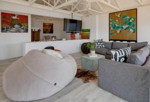 Enso Botanico Boutique Wellness Villa, with an outside wood-fire Hot Tub in Kosmos