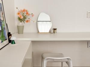 Gangnam 23, 3 minutes walk from Sinnonhyeon Station, airport bus, 1st floor, emotional accommodation, sleeps 5, Netflix, WiFi