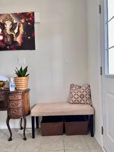 Spacious and Cozy Private Room in a Family Home- 2MIN to highway 15MIN to Niagara Falls& US Border