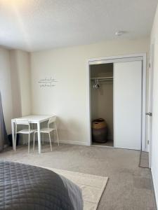 Spacious and Cozy Private Room in a Family Home- 2MIN to highway 15MIN to Niagara Falls& US Border