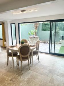 Appartements House with patio and air conditioning : photos des chambres