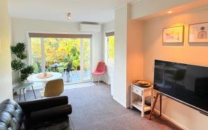 Spacious & Secluded Bush-View Suite in Kohimarama