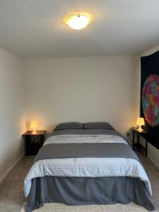Spacious and Cozy Private Room in a Family Home- 2MIN to highway 15MIN to Niagara Falls& US Border