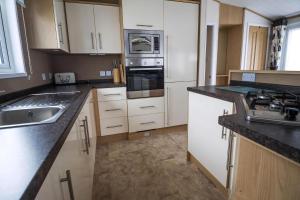 Beautiful Lodge At Manor Park Nearby Hunstanton Beach Ref 23021C