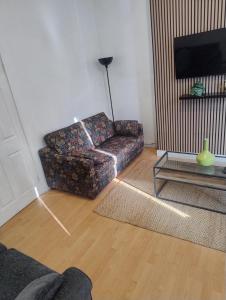 3BR Sleeps 10 Walk to Alex Park