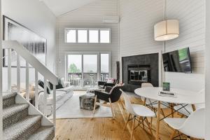 Scenic Condo Overlooking Mont Tremblant and the Lake