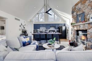 Poconos Chalet Hot Tub, Game Room, Sleeps 10