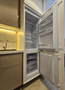 EGATE - Studio - 6th Floor with Pool View - Dubai - 17-626
