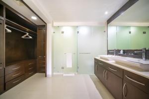 Luxury 2 BR Condo with tub & Infinity Pool - Beach Side At Mareazul - Sirenita G