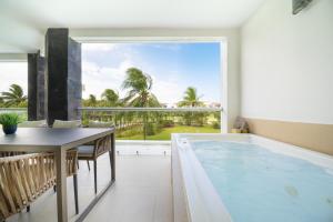 Luxury 2 BR Condo with tub & Infinity Pool - Beach Side At Mareazul - Sirenita G