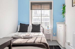 Camden 3-Bed Sleeps 6 1 Min to Tube & Parking