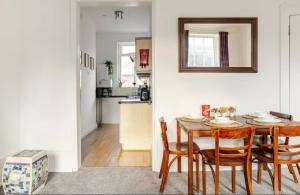 Camden 3-Bed Sleeps 6 1 Min to Tube & Parking