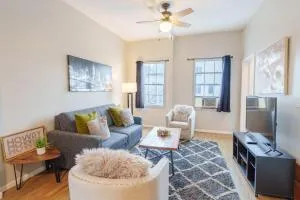 Bright & Modern 3BR and 1BA in Logan Square - Чикаго