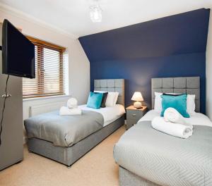 Spacious 4 Bedroom 3 Bathroom House - Sleeps up to 8 - Free Parking, Balcony, Fast Wifi and Smart TVs by Yoko Property