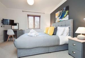 Spacious 4 Bedroom 3 Bathroom House - Sleeps up to 8 - Free Parking, Balcony, Fast Wifi and Smart TVs by Yoko Property