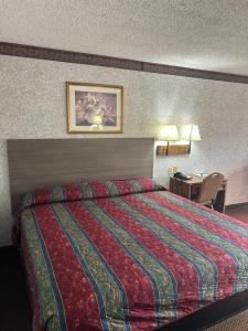 King Room - Non-Smoking room in Heritage Inn