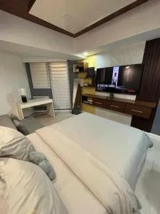 27th-Floor Studio with Sunrise & Pool Views, 2 Beds, PS4, Hi-Speed WiFi & Working Space, Netflix, Kitchen, Balcony - Candaba