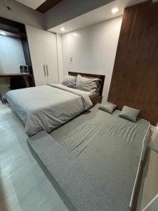 22nd-Floor Spacious Studio with Sunrise & Pool Views, Hi-Speed WiFi & Working Space, Netflix, Disney, Kitchen, Wide Balcony