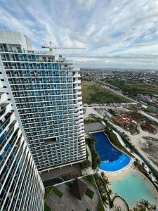 22nd-Floor Spacious Studio with Sunrise & Pool Views, Hi-Speed WiFi & Working Space, Netflix, Disney, Kitchen, Wide Balcony