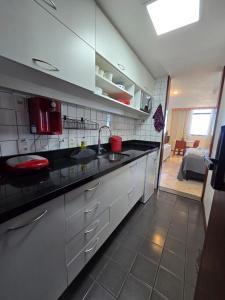 Flat Decorado com Piscina e Pier