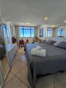 Flat Decorado com Piscina e Pier