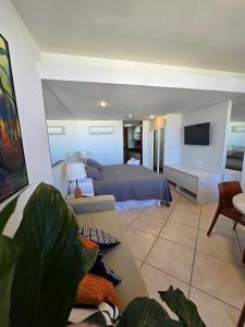 Flat Decorado com Piscina e Pier