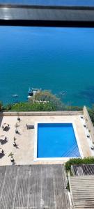 Flat Decorado com Piscina e Pier