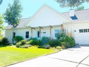 Charming Cottage on half acre in heart of Midway - 米德韦