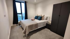 Penthouse-Like Apartment with City & Waterfront Views in Old Trafford