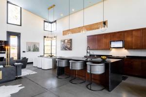 Jay-Zs Architect: Sophisticated Modern Pool Spa