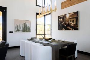 Jay-Zs Architect: Sophisticated Modern Pool Spa