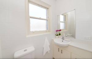 Ocean views Light-filled Bondi Beach Apartment