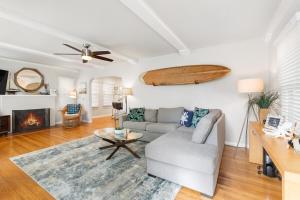 Charming Cottage with Parking, Bikes, Walk to Sand