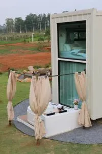 Tiny Escape Charlotte - Ban Nong Song Hong