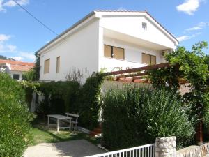 Apartments with a parking space Baska, Krk - 24201