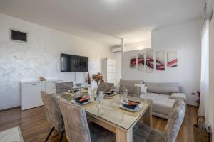 Apartments with parking space Kastel Kambelovac, Kastela - 24198