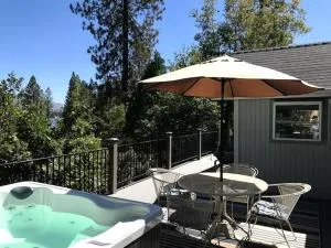 Near Yosemite Bass Lake Cabin with Hot Tub, Lake View, Pet Friendly - جيون ليك