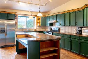 Fort Wine Manor, Entire Private Estate Home